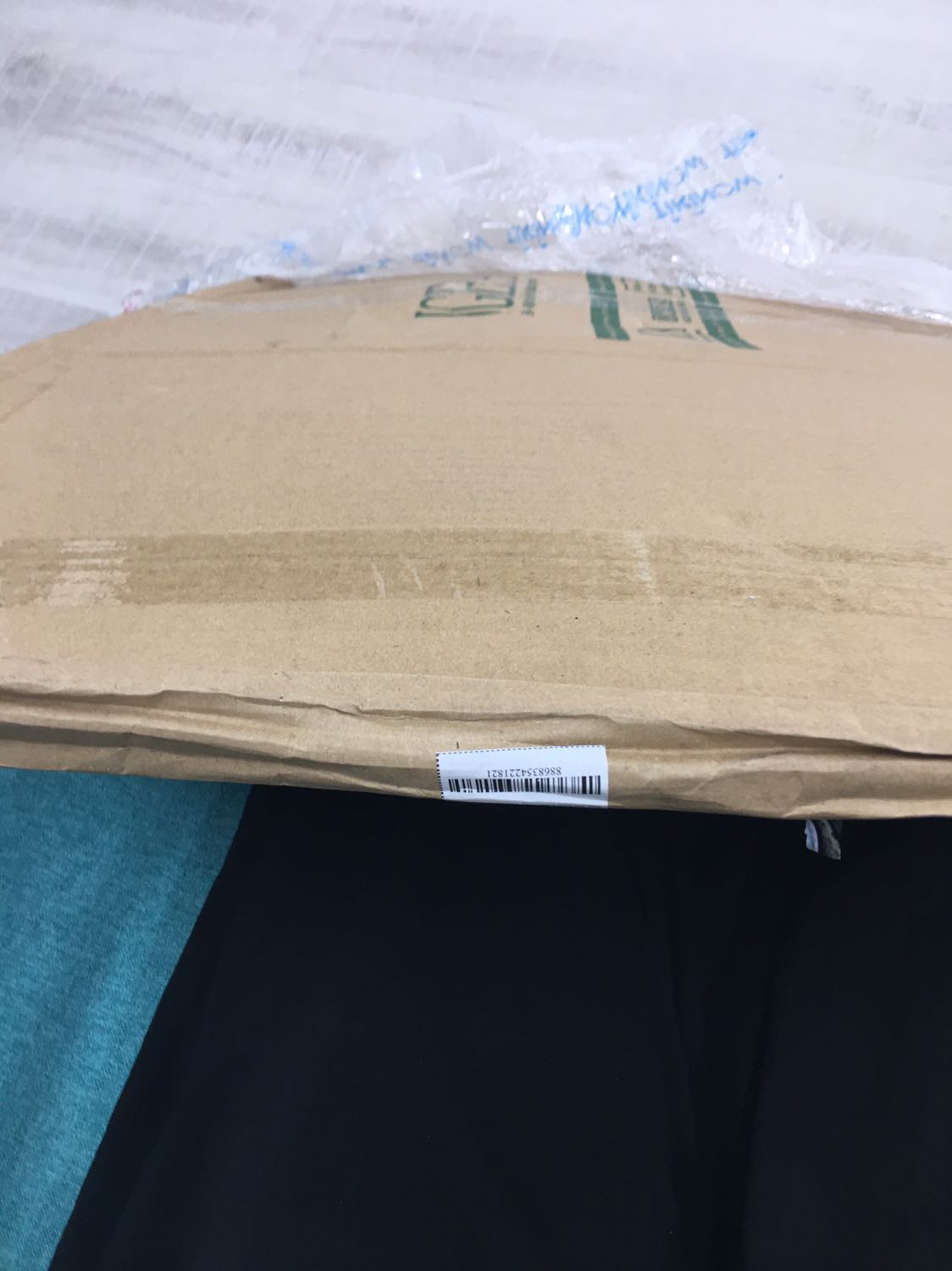 Bàn đẹp. Nhưng nên bọc thêm lớp bên ngoài, ẩm vs móp méo tùm lum .-. Bàn dễ lắp, nữ tự lắp thoải mái nhưng phải tự trang bị thêm tua vít nha