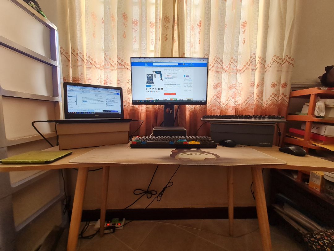 Bàn ship tới trễ 2 ngày so với dự kiến, hộp thì nhìn hơi nát, nham nhở nhưng bàn thì nguyên vẹn. Phải tự bắt ốc và khá căng chai tay nếu như không có khoan máy để bắt ốc. Bàn tương đối dài và rộng, hơi rung nhẹ.