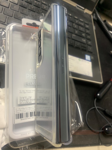 Giao cực nhanh, đóng gói cẩn thận. Sản phẩm dày dặn, ốp cho màn hình nhỏ khá dày nên gõ chữ ngay mép hơi khó , dễ bám vân tay