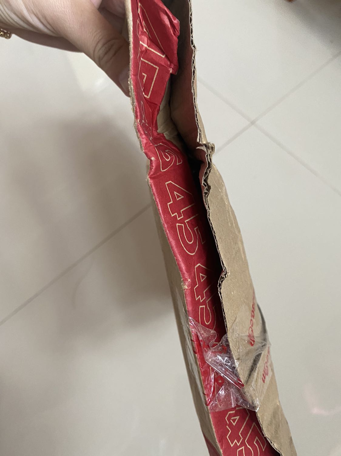 Vừa đặt sách là đã chuyển sang chế độ giao hàng mà không có bất cứ mã vận chuyển và đơn vị vận chuyển để theo dõi đơn hàng. Mình có thể thông cảm đó dịch nhưng cũng rất khó chịu vì k xác định được đơn hàng của mình về đâu và gần 1 tháng sau sách mới được nhận. Sách khá đẹp và chắc chắn, k bị gãy trang hay các vấn đề khác.