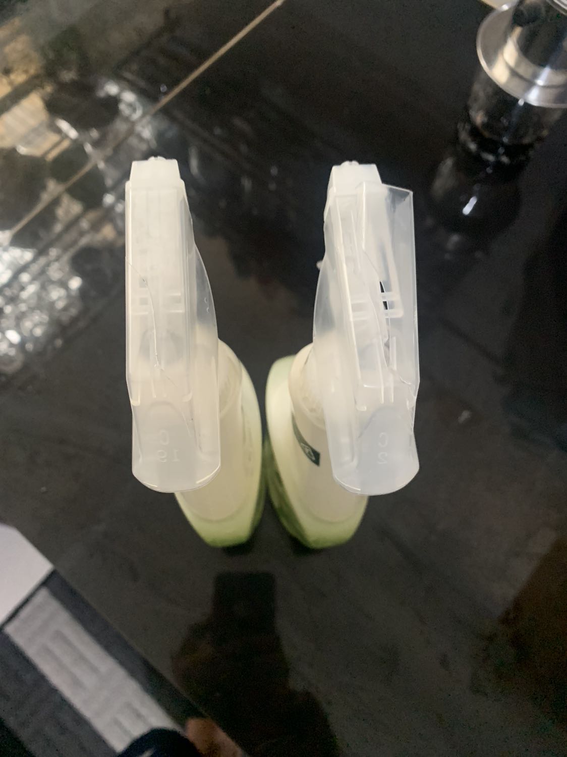 Tiki giao gì 2 chai thì cả 2 điều bể nắp trên hết vậy???? Nước đổ ra ngoài luôn. 
Đổi hàng