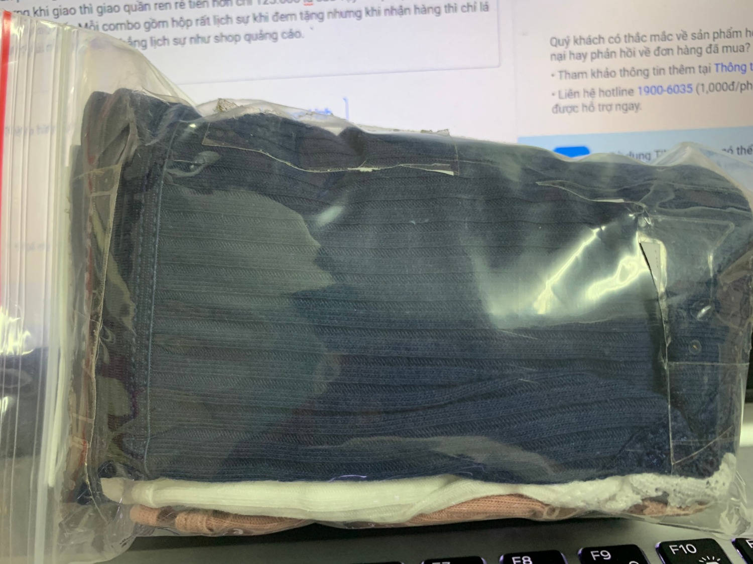 sản phẩm giao không đúng với sản phẩm đặt mua. Mình trả tiền là quần nơ 168.000 nhưng khi giao thì giao quần ren rẻ tiền hơn chỉ 125.000 là sao vậy shop? quảng cáo sản phẩm cao cấp Mỗi combo gồm hộp rất lịch sự khi đem tặng nhưng khi nhận hàng thì chỉ lá đụng túi ni lông nhìn chẳng lịch sự như shop quảng cáo.