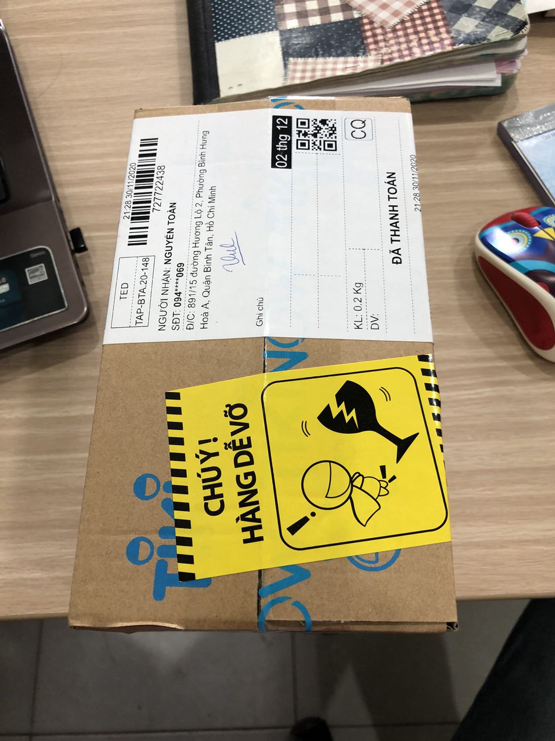 Hàng giao nhanh cực.
Đóng gói chắc chắn.
Hộp sản phẩm ko móp méo.
Chuột mới tinh tươm và rất đẹp. Các nút bấm rõ ràng, chắc chắn.
* Nhưng sao mình ko thấy tem Bảo Hành sản phẩm; mà chỉ thấy tem của nhà cung cấp thôi vậy.