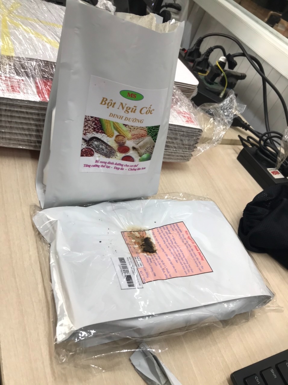 Đóng gói: túi kín, hút ẩm tốt, có thể cải tiến đóng gói thêm một gói silica gel để hút ẩm hoặc cho thêm một cây muỗng thì tốt hơn.

Chất lượng: bột mịn, thơm mùi của đậu, mình xúc một muỗng bỏ vào miệng ăn thì cảm nhận được vị ngọt tự nhiên, thơm và độ béo của đâu. Không thêm đường như mô tả, mình bản thân không thích  đường. Cho 5 sao. 

Vận chuyển: Mình mua hai gói ~ 1kg, không biết vì lí do gì mà thùng tiki bị cháy, cháy vào luôn cả túi, tuy nhiên chất lượng bột không bị ảnh hưởng. Mình mua về đổ vào thùng lớn, không có muỗng nên mình sử dụng muỗng của bột whey [1 muỗng ~33g~1 serving]. Nếu được  Shop cập nhật luôn thành phần dinh dưỡng thì hoàn hảo. 

Giá tầm này thì quá tốt, sẽ quay lại ủng hộ Shop. 
Cảm ơn Shop MS, Tiki và the Best. Thân!