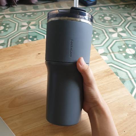 Thiết kế tối giản và sành điệu. Giữ nhiệt tốt, bên trong không có quá nhiều chi tiết rườm rà nên dễ dàng vệ sinh. Ống hút tặng kèm màu trắng trong suốt nên nhìn rất sạch sẽ.