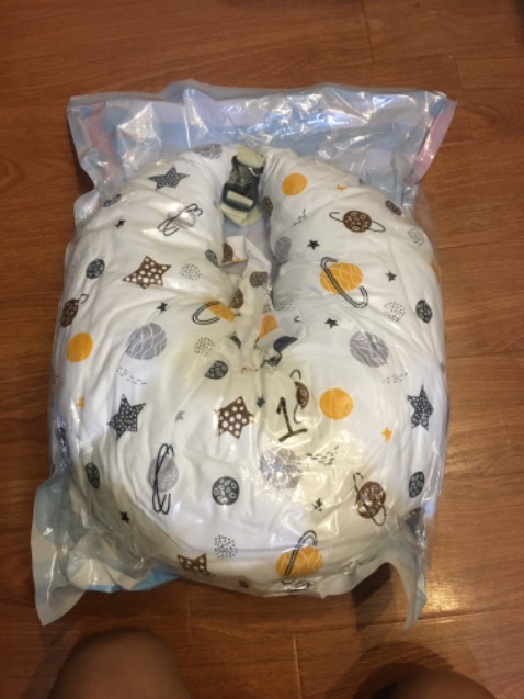 Đệm gối chống trào ngược có chất liệu vải cotton, bên trong có lớp lót có độ đàn hồi cao, có dây đai bảo vệ bé, có túi tiện ích để đồ. Mẹ có thể dùng để tựa thư giãn