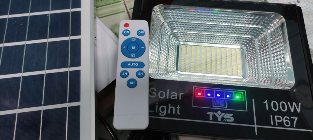 Đèn mới rất sáng. Pin to, đầy đủ tắc kê, ốc bắt. Giao hàng nhanh hơn lịch dự kiến. Nhà cung cấp bọc 2 lớp chống sốc rất chuyên nghiệp. Anh nhân viên giao hàng vui vẻ, chuyên nghiệp (gọi điện thoại hẹn trước).