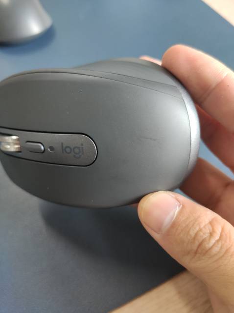 Giao hàng của TikiNow rất nhanh và chu đáo với cách đóng gói sản phẩm. 
Tuy nhiên mình cảm thấy nhà cung cấp bảo quản sản phẩm chưa tốt, có dấu hiệu ẩm mốc ở bên trong hộp, cáp và tờ HDSD bị lên mốc trắng, có 2 vết trầy xước bên trên thân chuột, khá là lăn tăn, có lẽ do sản phẩm sản xuất từ 2022.