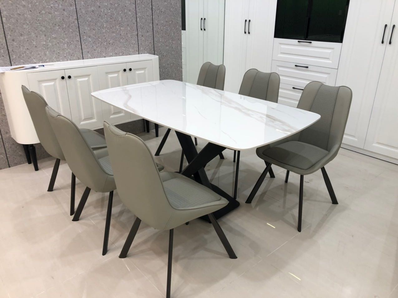 Bạn shop tư vấn nhiệt tình, gửi thông tin đầy đủ. Bộ bàn nghế mình rất ưng với chi phí bỏ ra, giá cả cũng rất cạnh tranh.