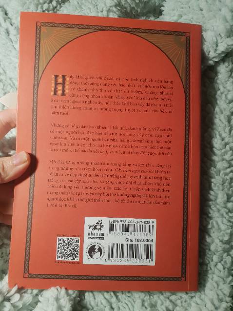 Một cuốn sách rất đáng đọc về tình yêu thương và sự mất mát mà chắc chắn mình sẽ gợi ý cho mọi người (dù biết rằng nó đã rất hot rồi), để cùng cười trước những trò nghịch ngợm tinh quái, trí tưởng tượng tuyệt vời và những ước mơ rất trẻ con của Zezé, cùng xót xa khi em bị đánh đập, cùng đau đớn khi những người bạn mà em yêu nhất lần lượt ra đi, và cùng tiếc nuối khi nhận ra rằng một đứa trẻ chưa đầy 6 tuổi như em đã biết quá nhiều, đến mức sự hồn nhiên, mơ mộng trẻ con của em sẽ không bao giờ quay trở lại.

Mình có thể hiểu tại sao cuốn sách này lại hot đến vậy, lối viết rất nhẹ nhàng, trong sáng và dễ hiểu, quá đủ để tiếp cận độc giả ở mọi lứa tuổi. Nhưng cảm xúc mà nó đem lại thì mạnh mẽ vô cùng.

Cuối cùng thì cảm ơn Tiki và Nhã Nam (cùng chiến dịch Dọn kho - lý do cuối cùng khiến mình hạ quyết tâm rước ẻm về nhà =))) đã đem đến cho mình một cuốn sách tuyệt vời. Đáng đồng tiền bát gạo.