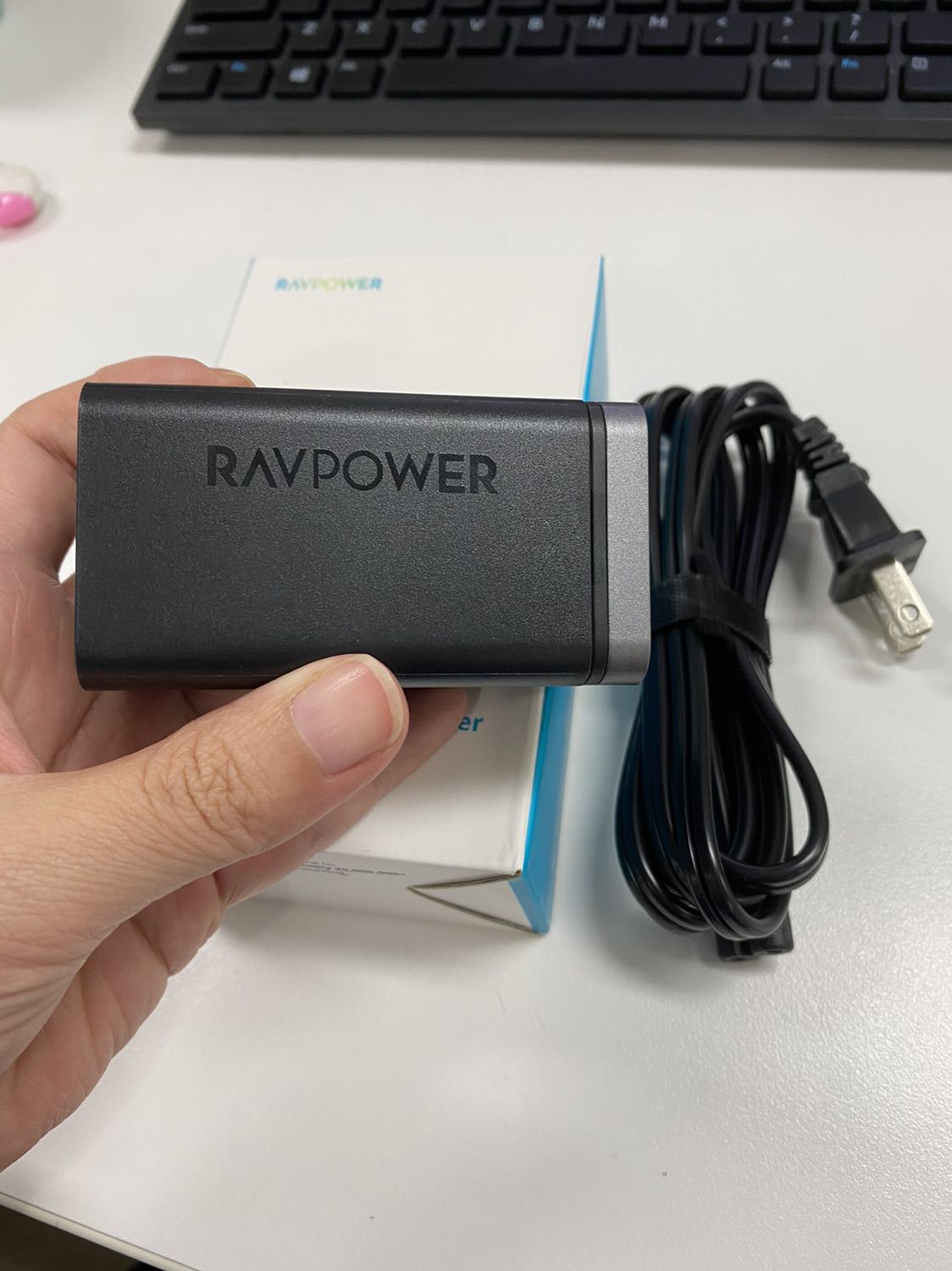 Sản phẩm niêm phong đầy đủ, sử dụng ổn định, sạc tương đối nhanh, dây cắm dài, tiện mang đi du lịch hoặc đi xa thì chỉ cần 1 ổ này là ok rồi! Tiki giao hàng nhanh!