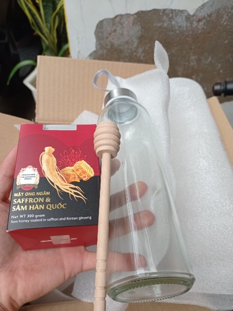 sản phẩm nguyên vẹn rất ok, giao hàng đóng gói cẩn thận, giao nhanh, vị dễ uống, mật ong vị ngọt nhẹ chứ không gắt, mùi sâm thơm cực, que lấy mật bằng gỗ đảm bảo chất lượng sp