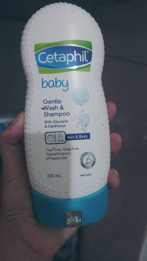 Đúng hàng cty, mùi thơm dễ chịu và ko gây cay mắt bé. 4 sao là vì giao hàng date sản xuất cũ quá.