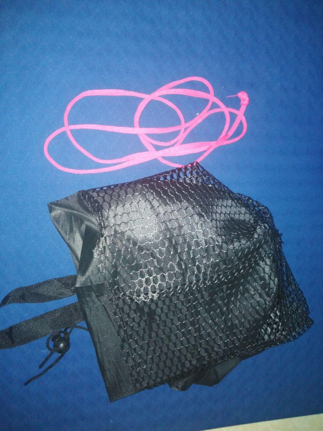 Mình mua lần này là lần 2, sau lần trước mua thử; thấy sp quá tốt nên phản hồi cho anh em biết.
-  Lần trước và lần mua này mình vô cùng ưng ý, vì thảm nhận được rất dày dặn, 2 lớp TPE sắc nét
- Thảm khá êm và bám mặt sàn tốt, nên có gập bụng hoặc gập lưng không bị xô
- Màu sắc có 2 mặt, đều nhám, tuy nhiên có 1 mặt nhám hơn nên để xuống dưới, thì bám chắc chắn hơn.
- Đây là shop duy nhất mình thấy có túi và dây đi kèm, túi đựng tiện lợi khi đi ra ngoài, dây kéo cũng chắc, siết chặt.
- Mình mua thử dùng ok, mua cho bạn gái mình 1 cái màu xanh nữa. đều không bị sẹp, ko bị lún. So với thảm ko có thương hiệu thì tốt hơn hẳn, thảm ko thương hiệu thấy lún lắm, dẫm chân lâu 1 chỗ là không đàn hồi lại bình thường được
- Có nhiều màu sắc chọn lựa, mình thì chọn màu này vì thích màu này và nó sạch sẽ
- Nhìn chung bằng đấy thứ mình rất tâm đắc, thời gian thì giao hàng cũng nhanh nên hôm nay mới ngồi review cho anh chị em được!!! Tìm hiểu ra bên miDoctor này chuyên bán hàng thể thao rất chất lượng đấy chứ!!!

Cho bên này 5*, tiếp tục phát huy