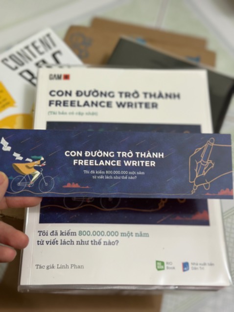 Được tặng bookmark xinh đẹp hihi 
Tiki giao hàng siêu nhanh, được mã giảm giá nên khi nào mua cũng rẻ. Mua sách online thì nghĩ ngay đến Tiki Tranding không sợ sách giả nạ. Có mua gói bao sách nên không sợ sách bị dính bẩn.