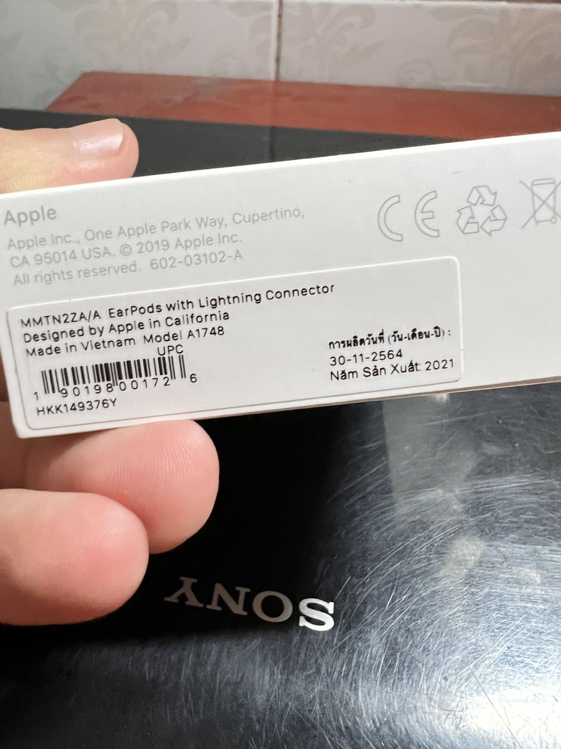 Nhận hàng khá sớm, hiện tại mình vừa đánh giá vừa trải nghiệm thì có cảm nhận ban đầu như sau:
 - Ngoại quan: sản phẩm đóng gói theo kiểu như hộp iphone 13 series, đơn giản không cầu kỳ
 - Hàng chính hàng, có seal niêm phong, nguồn gốc rõ ràng
 - Sản phẩm: chất lượng khá tốt, không bị hở dây, hướng dẫn trải nghiệm chuẩn Apple khá rõ ràng (nên đọc bản hướng dẫn sử dụng nên nắm một số thông tin quan trọng)
 - Trải nghiệm: Âm lượng to hơn mình nghĩ, vẫn có tiếng bass, không có chống ồn nhưng vẫn đảm bảo mình vừa nghe nhạc vừa nhận biết môi trường âm thanh xung quanh (mình đã từng sử dụng những phẩm tai nghe chống ồn khác nhưng khá chán, nhiều lúc người khác nói chuyện với mình mà mình hổng phản ứng nên họ nghĩ mình xem thường họ, ảnh hưởng đến mối quan hệ của nhau)
 - Đeo tai nghe khá thoải mái, không có cảm giác nặng tai nghe hay khó chịu gì cả, tạo được tính riêng tư.
Trải nghiệm ban đầu là vậy, về dây tai nghe thì theo thời gian có bền hay không là do cách mình bảo quản nữa.
Thank Shop và Tiki. Great!!!!!