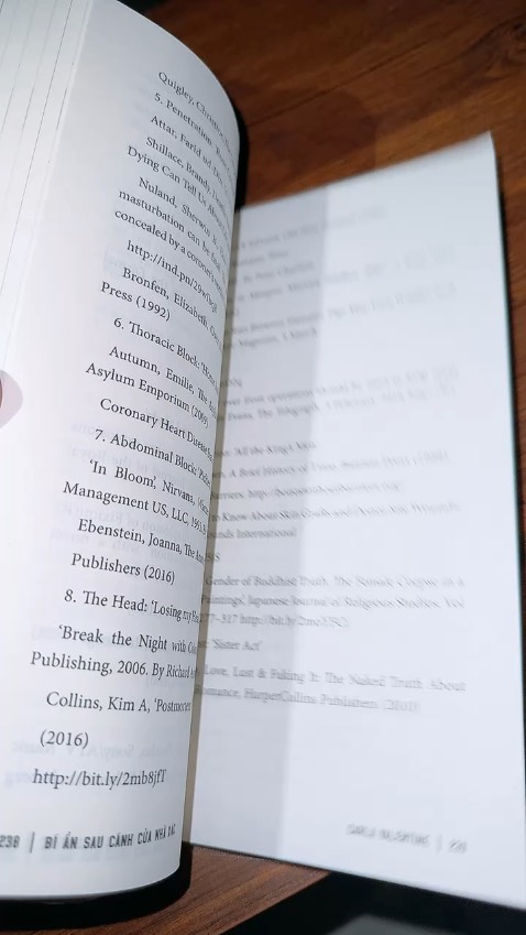 Lần đầu đọc sách có liên quan tới pháp y không phải do người Trung Quốc viết. Cách hành văn có khác nhưng vẫn cuốn. Nội dung có liên quan tới học thuật pháp y nhiều hơn so với các nhà văn Trung Quốc.