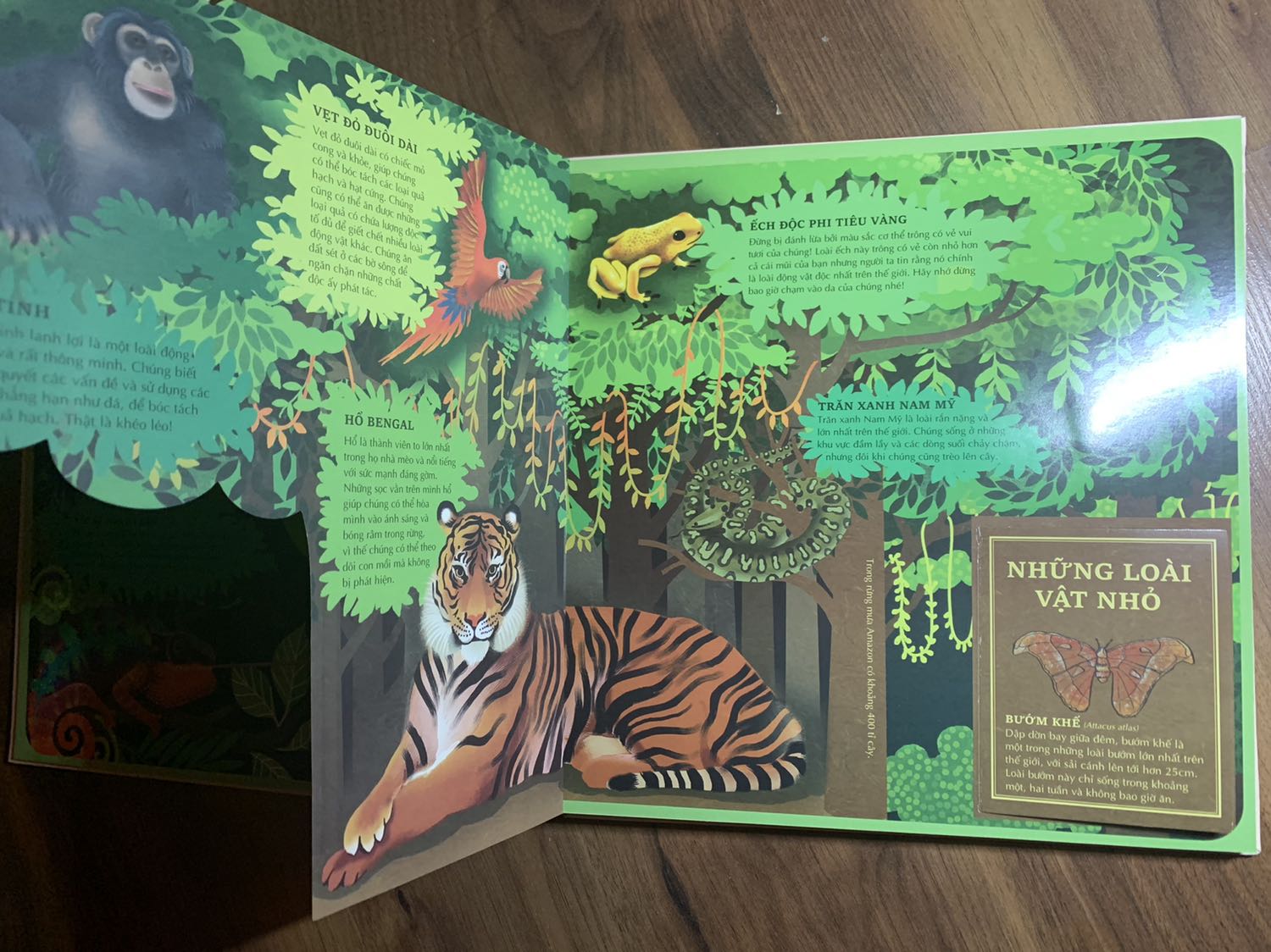 Sách in đẹp, bìa dày.
Nhiều thông tin về các loài động vật hoang dã.
Có nhiều miếng lật mở bé nhà mình rất thích.