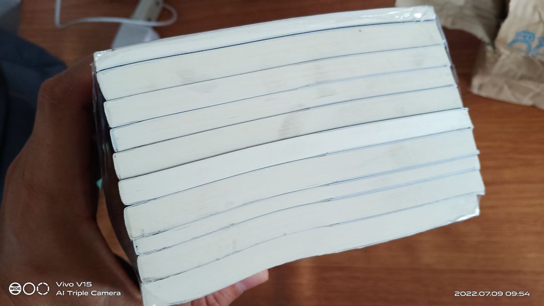 Giao hàng cực kỳ nhanh. Nhưng sách hơi lem luốc, bìa có vài cuốn hơi bị bong cạnh. Nhìn chung thì sách thì nhìn có vẻ hơi cũ.