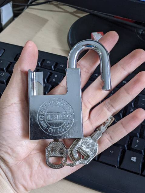 Đặt ngày 05/11, giao ngày 09/11, hơi chậm so với ngày giao dự kiến, ổ khóa mới đẹp, chất lượng, rất chắc chắn, mình mua giá 129k.