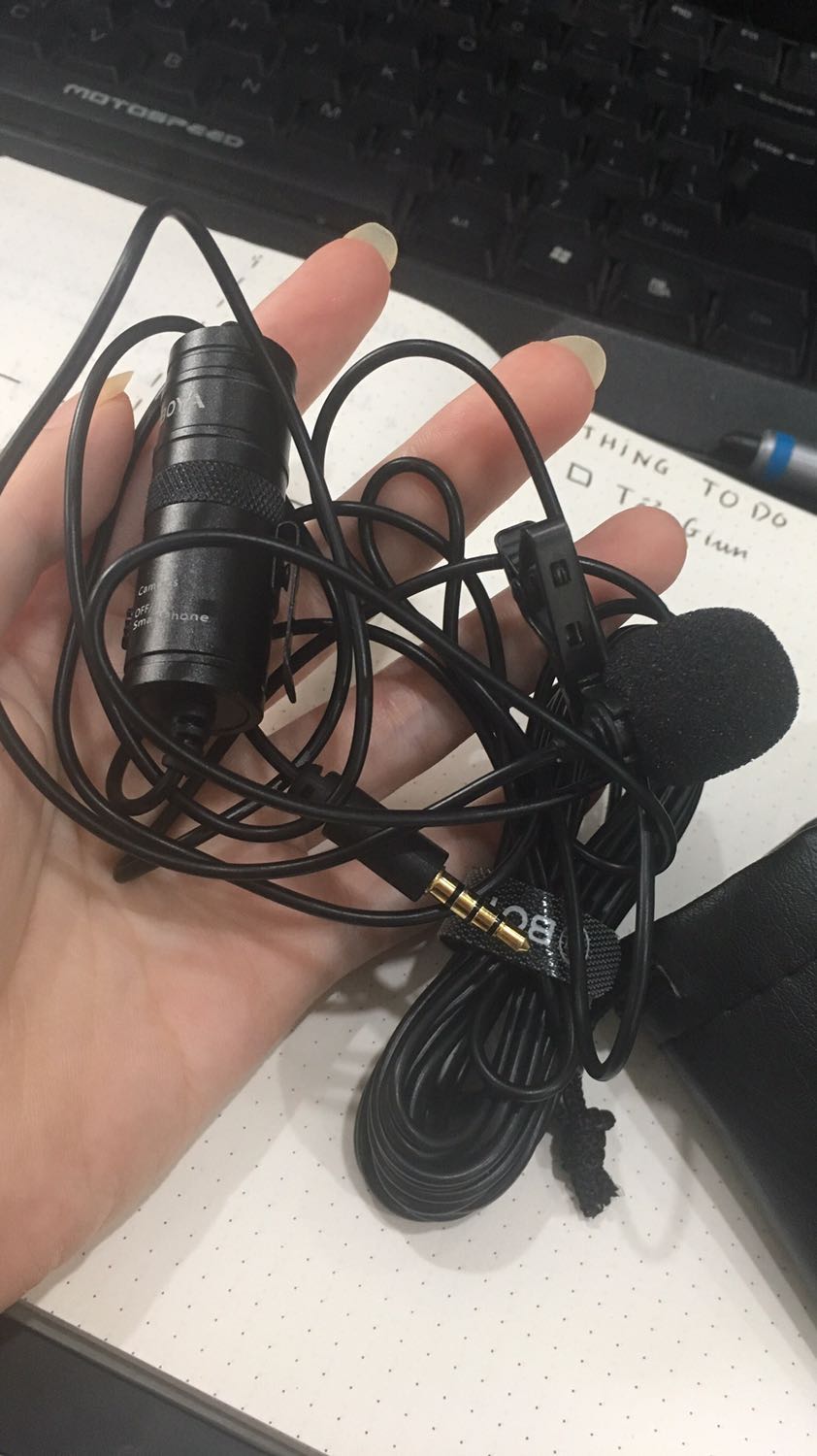 Sản phẩm dùng tốt hơn tưởng tượng
Mình thấy rất tiện và chất lượng âm thanh rất tốt. Tuy đơn vị giao hàng chậm do ngoại cảnh nhưng đã rất cố gắng rồi.

Mình còn được tặng thêm bút nữa. 
10 điểm