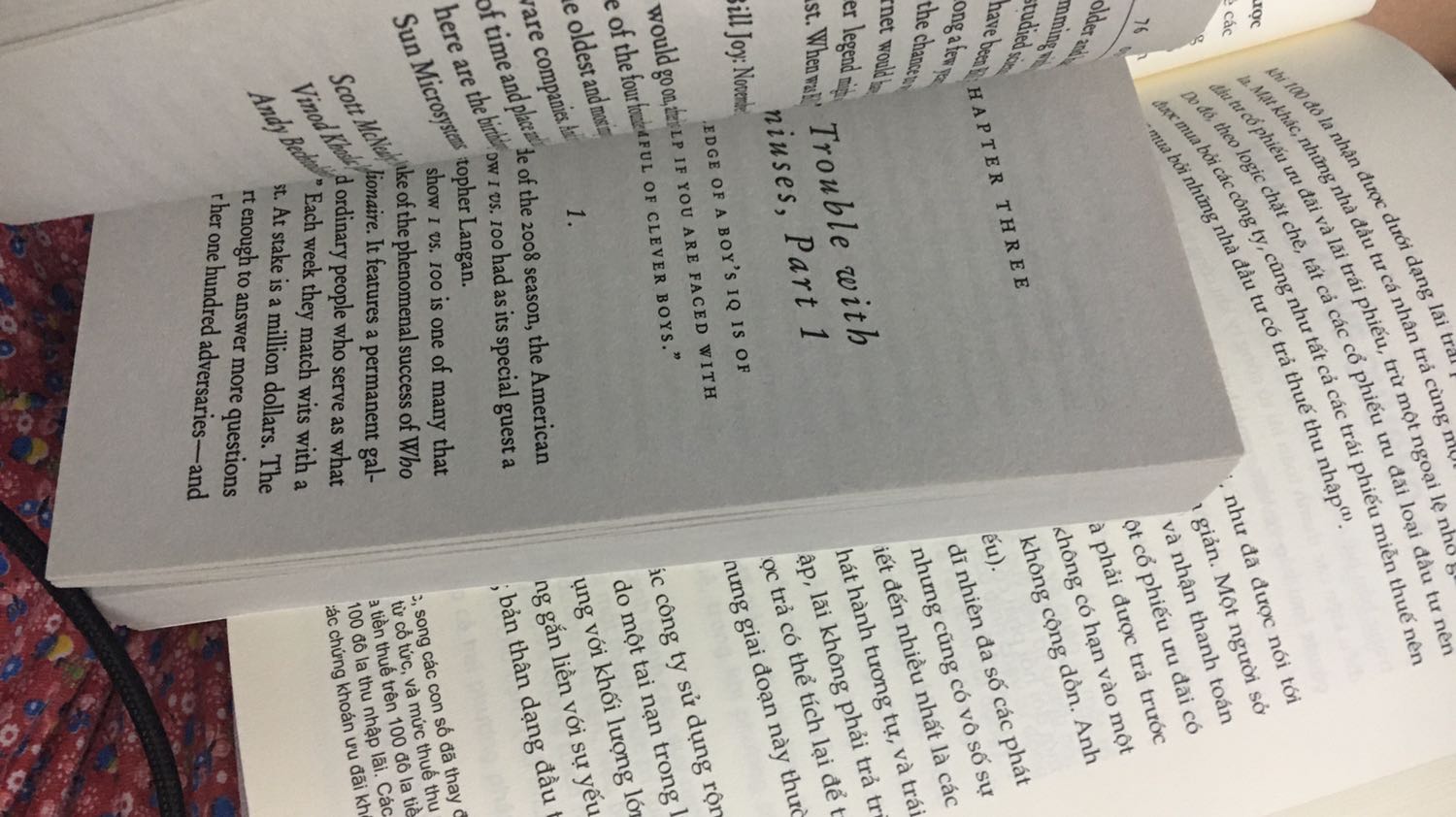Sách bé tí. To hơn bàn tay một chút. Giấy thì đen. Mình chụp cùng một cuốn sách tiếng Việt để mọi người so sánh.