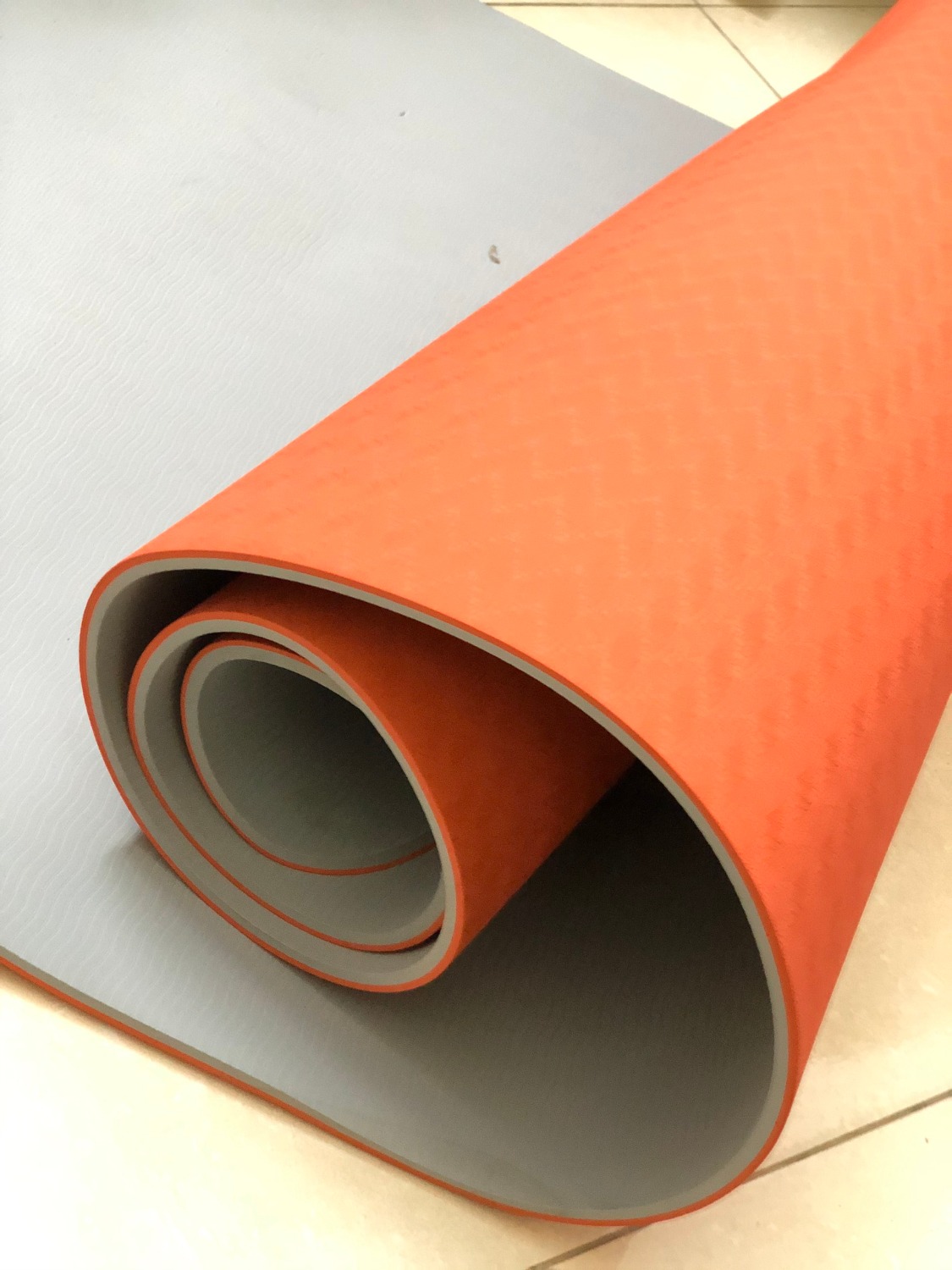 -  Đã mua và sử dụng sản phẩm của shop , Shop hay khuyến mại sâu , mua rẻ mà đẹp hơn mong đợi  , đặt thảm được tặng túi đựng và dây nữa . có thẻ chính hãng luôn với lời cảm ơn của shop nữa  không còn gì để chê
- Nhìn ưng lắm nhà có vân thảm sâu bám mặt sàn không bị trơn trượt . Mặt thảm in logo của shop lên rất an tâm . màu rất rất  tươi sáng phải nói thật là vậy mang đến phòng tập mà mấy bà bạn hỏi mua hộ nha . Mà tập rất êm nhé không bị cả đau nhức khi tập 
-Mình đã đặt thêm loại dày 8mm vì mình hơi bị thưa cân tập trên thảm lún hơi sâu xíu :)) -Shop chuẩn bị hàng kĩ cho rồi ship sớm cho mình nhé lần trước lâu quá .hứa sẽ ủng hộ dài dài ....!!