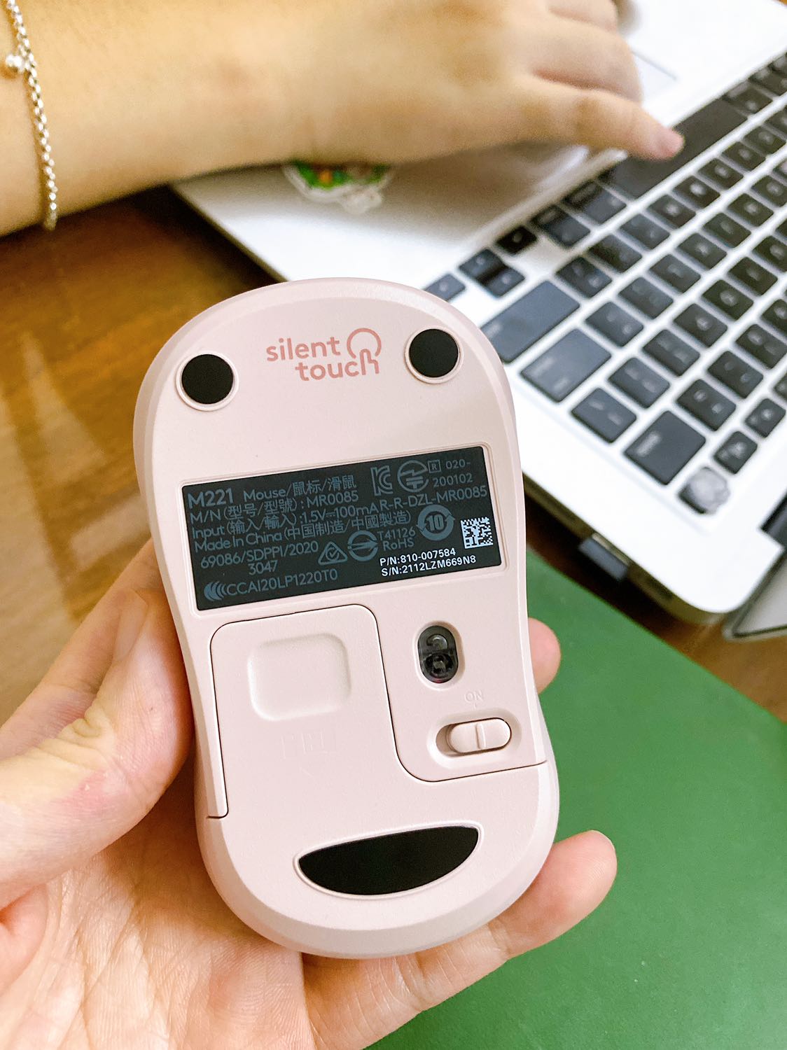 Hàng Tiki giao siêu nhanh luôn ạaaa. Mình đặt hôm 21/10, giao đến nhà ở Đồng Nai, mà sáng 24 đã nhận được rồi. Trong khi vẫn còn khá dịch. Cho Tiki 10 điểm. Hàng chất lượng xịnnn mịn. Giá rẻ hơn các shop mình so sánh ở *** và ***. Chuột rất vừa tay, màu siêu xinhhhh và sanggg ạ. Ko phát ra tiếng ồn. Kết nối nhanh với máy. Chất lượng 10/10 luôn