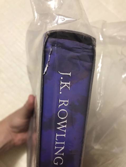 Đây là tổng hợp trải nghiệm sau 2 lần mình được giao sản phẩm này từ Tiki Trading:
Lần 1 (giao ngày 13/1/2022):
- Sản phẩm đã qua sử dụng, bị mất màng bọc của nhà xuất bản.
- Sách bị rách và dập nát ở nhiều vị trí.

Lần 2 (giao ngày 18/1/2022) (sau khi yêu cầu đổi trả):
- Sản phẩm bị dập nát ở nhiều vị trí và trông rất cũ.
- Mình đã yêu cầu đổi lại lần nữa. Tuy nhiên, sau hơn 3 ngày không thấy Tiki phản hồi từ lúc thu hồi sản phẩm, mình gọi lên *** Tiki thì được bạn nhân viên thông báo rằng Tiki đã tự ý hủy đơn và đang tiến hành thủ tục hoàn tiền với lý do hết hàng. Trong khi mình theo dõi từ ngày 18/1/2022 đến nay là 25/1/2022, thì sản phẩm vẫn còn sô lượng hơn 15 trên hệ thống. Như vậy đồng nghĩa toàn bộ sản phẩm này trong kho của Tiki đều bị lỗi dập nát tương tự nên không đủ điều kiện đổi mới cho mình.

Mình có đính kèm hình ảnh chi tiết lỗi của sản phẩm sau 2 lần giao hàng, bên Tiki vui lòng xem qua nhé!

Tiki các bạn rất vô lương tâm khi giao những sản phẩm kinh khủng này đến khách hàng. Toàn những sản phẩm hư cũ đầy lỗi ngoại quan, nhưng các bạn vẫn giao hết lần này đến lần khác. Đây không chỉ đơn thuần là vấn đề sản phẩm lỗi nữa, mà là hành vi bán hàng phi đạo đức, vì nó ảnh hưởng trực tiếp đến vấn đề thời gian và tiền bạc của khách hàng. Các bạn là nhà bán hàng hay những kẻ Iừa đảo?