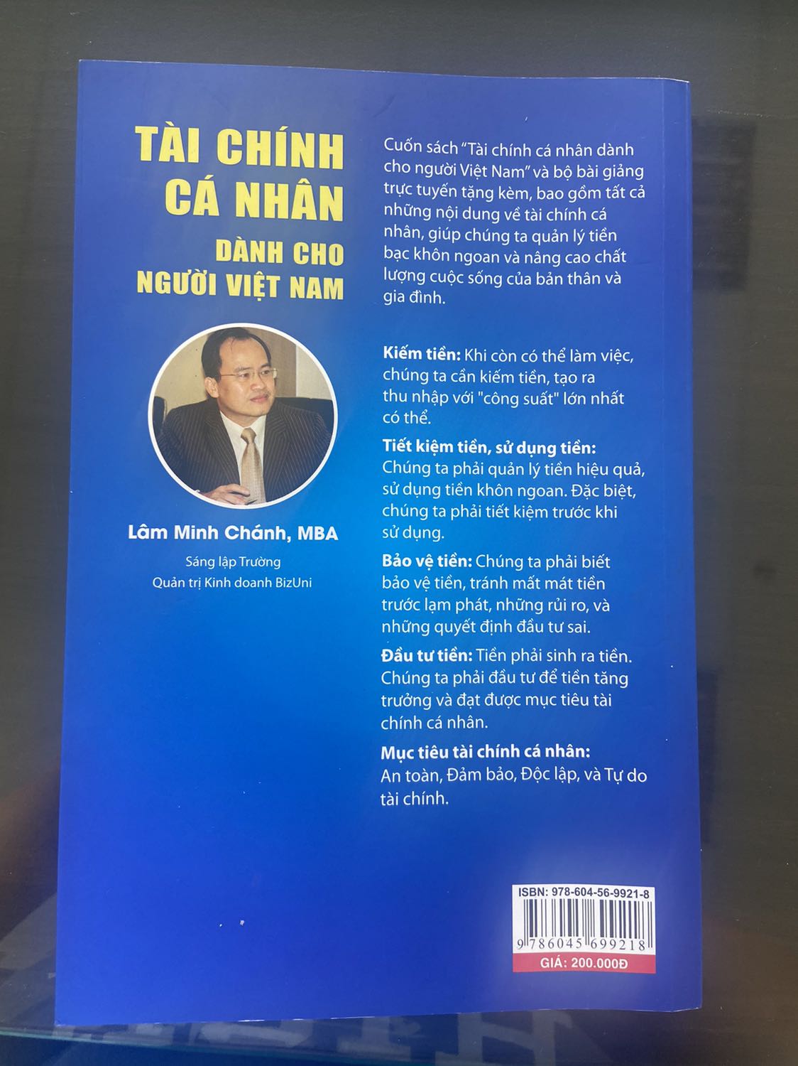 Tiki giao hàng nhanh. Về nội dung: do tác giả là người việt nên cách viết gần gũi dễ hiểu. Sách dành cho người mới bắt đầu tìm hiểu về tài chính cá nhân nên viết hơi thiếu chiều sâu. Phần nào cũng nói nhưng cái nào nói cũng ít sơ sơ. Những người đã tìm hiểu về tài chính cá nhân rồi thì không cần đọc. Sách đẹp nhưng mắc quá. Tác giả chủ yếu viết sơ sơ để hướng người đọc tham gia khoá học của tác giả là chính. Nên cuốn này không thấy được sale off bao giờ. Chúc mọi người tìm đc cuốn sách phù hợp và canh được sale tốt
