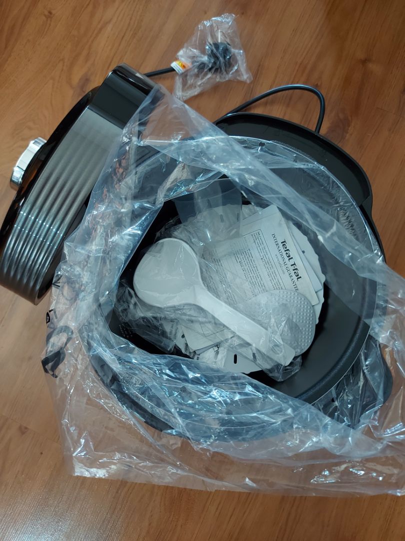 Đặt hàng vào thời gian đang giãn cách nhưng tiki giao hàng nhanh một cách bất ngờ. Điểm cộng: Nồi rất đẹp. Các nút điều khiển đều là tiếng Việt nên khá thân thiện với người dùng. Mới lần đầu dùng thử còn thấy hơi phức tạp nhưng chắc dùng quen sẽ tiện hơn. Nhà mình mới hầm thử thịt lợn theo chế độ mặc định là 30' và thành phẩm rất ổn. Shop tư vấn qua chat tại Tiki rất nhanh. Thắc mắc về bảo hành đều được giải đáp nhanh chóng. Nồi có kèm sách nấu ăn khá hữu ích. 
Điểm trừ: Các nút bấm của nồi không được nhạy lắm, phải bấm vài lần. Sách hướng dẫn sử dụng thì được dịch sang tiếng Việt khá ẩu, đọc nhiều chỗ thấy khó chịu. Tefal nên cải thiện hơn vấn đề này.
Còn 1 điểm trừ nữa là của Tiki, gần đây việc giải đáp thắc mắc của khách gần như bị bỏ bê. Khi tôi phản ánh về việc không thấy có phiếu bảo hành, chỉ nhận được *** tự động của tiki sẽ giải đáp trong 24h. Nhưng cuối cùng không có gì. Nếu không phải chat trực tiếp với Tefal và được giải đáp thì chắc lại phải vật vã gọi điện.
Tóm lại mình vẫn cho sản phẩm 5 sao vì đẹp, chất lượng dùng thử rất ổn. Tefal cũng rất nhiệt tình với khác hàng.