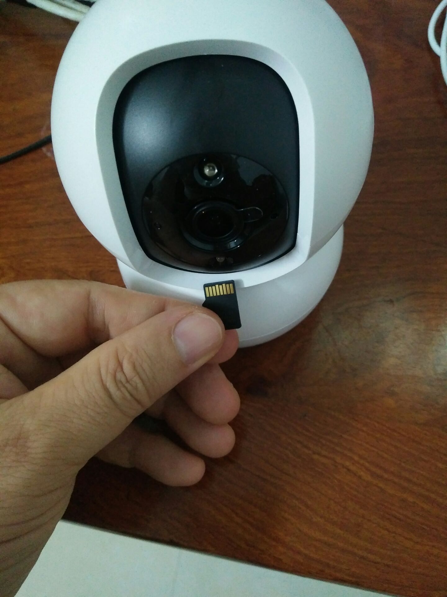 Giao hàng chậm. Mình lắp thẻ nhớ vào camera mà camera báo chưa nhận thẻ và có tiếng kêu như báo động. Mình đặt đúng chiều như trong ảnh.