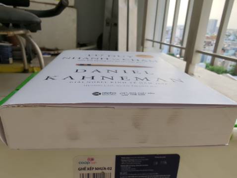 Sách cũ và dơ, yêu cầu được đổi trả.
Updated: Phải nói rằng Tiki hỗ trợ khách hàng quá tốt, ngay khi tôi vừa đăng phàn nàn xong thì họ đã gọi điện giải quyết ngay, cho mình chọn hoàn tiền hay đổi lại quyển khác. Mình đã chọn đổi thì ngay hôm sau đã có người đến lấy và hôm sau nữa là họ đã đổi mình quyển khác rồi. Mặc dù sách cũng không mới như mong đợi nhưng đã đỡ hơn quyển trước đó rồi. Chắc họ cũng chỉ còn lại những quyển như vậy thôi. Mình đánh giá cao thái độ hỗ trợ của Tiki.