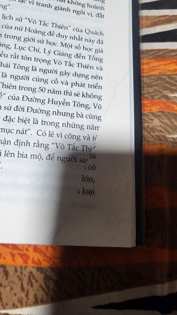 Sách bị rách một góc ở 1 trang