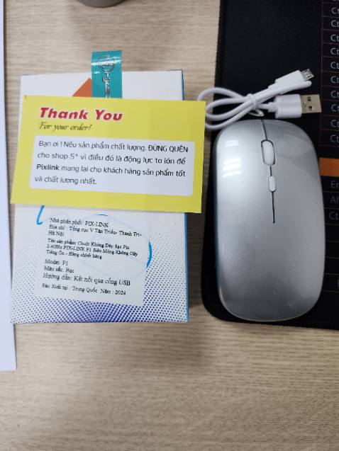 Mình vừa nhận xong và đã thử.
Chuột êm, kết nối tức thời.
Dùng Tikj Now, giao hàng chỉ trong vòng 1.5 tiếng, lại có mã nên tính ra không bị mất phí giao nhanh mà lại có đồ dùng luôn.
Shop còn cẩn thận thêm cả card cảm ơn nữa chứ.
Đủ phụ kiện dây sạc. Đóng gói cẩn thận.
Nói chung là ưng