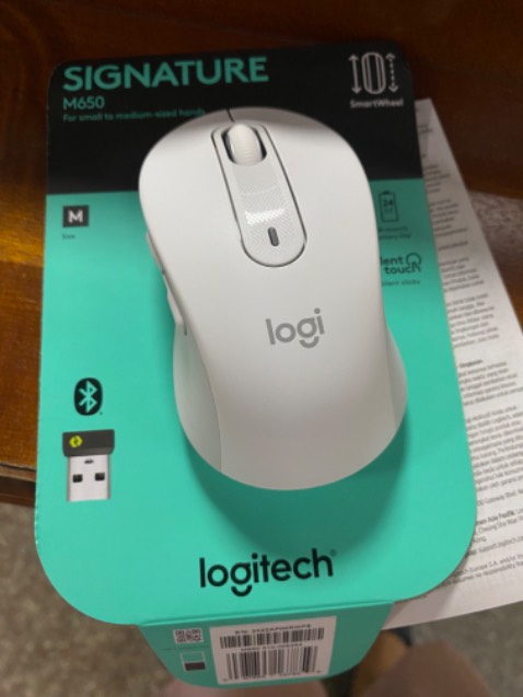 Chuột cầm chắc tay, màu đẹp kute. Lướt mượt. Có sẵn pin AA bên trong. Mình order hoả tốc vì ko có chuột xài ở công ty, nhận được hàng như đc cứu độ :)) thanks Tiki