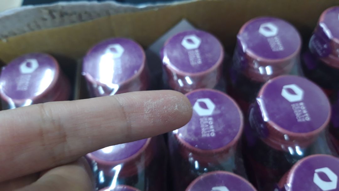 Vừa nhận hàng nên chưa nhận xét về chất lượng, nhưng cảm quan ban đầu thì không  tốt chút nào.
Mở hộp ra bụi bay thẳng vào mặt. Bụi bám dày một lớp trên vỏ. Hàng sản xuất cuối năm ngoái, date còn dài. Bọc hàng không có xốp nổ mà ko vỡ lọ nào thì cũng gọi là kỳ tích.
Để dùng 1 thời gian sẽ quay lại nhận xét chất lượng.