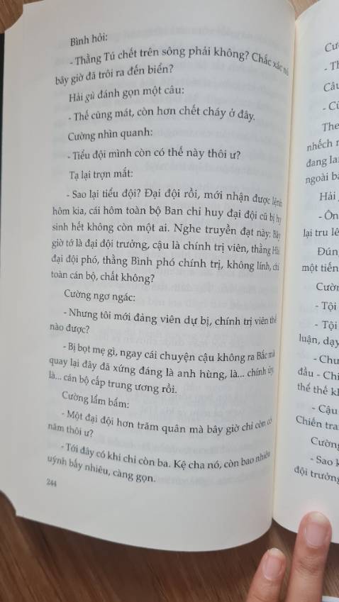 [Mưa đỏ]
Một tác phẩm viết về cuộc chiến ở Thành cổ Quảng Trị, một cuộc chiến đẫm máu, khốc liệt. Những tâm tư, tình cảm của những sinh viên xếp bút nghiên, lên đường ra mặt trận, sự vất vả, *** khó và ý chí kiên cường, sẵn sàng hy sinh để giữ từng tấc đất, mối quan hệ giữa mặt trận quân sự và mặt trận ngoại giao, tấm lòng, sợi dây thần giao cách cảm của mẹ - con, vợ - chồng, tình đồng đội, tình yêu thời chiến, tình người giữa hai bên chiến tuyến, cơn mưa giữa trời miền Trung, cơn mưa bom đạn,....càng đọc càng thấm thía hai chữ "hòa bình".
"Đò lên Thạch Hãn, ơi... chèo nhẹ
Đáy sông còn đó, bạn tôi nằm
Có tuổi hai mươi thành sóng nước
Vỗ yên bờ bãi mãi ngàn năm"