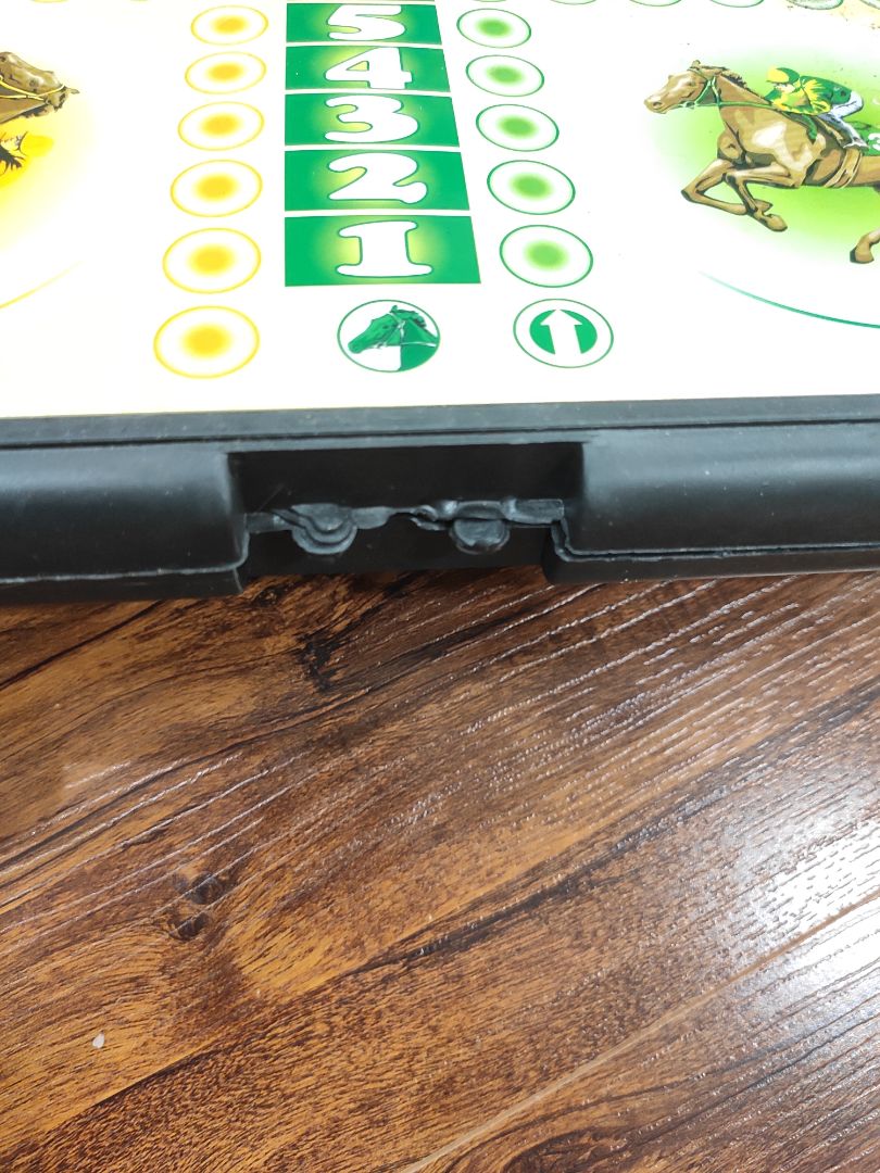 Hộp khó mở, có nhiều via nhựa, phải cắt tỉa. Cả bộ chỉ có 2 hạt xúc xắc nhỏ, trẻ nhỏ có nguy cơ nuốt phải.