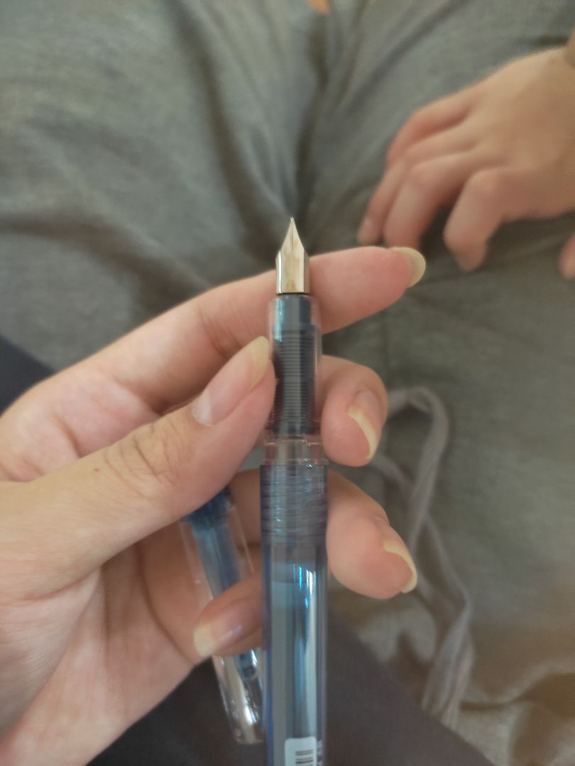 vận chuyển thì rất lâu vì dịch, tuy nhiên sự chu đáo cũng như cách bọc hàng kĩ, thân thiện môi trường nên mình rất ưng dù chỉ mua cái bút. Cảm ơn shop nhiều