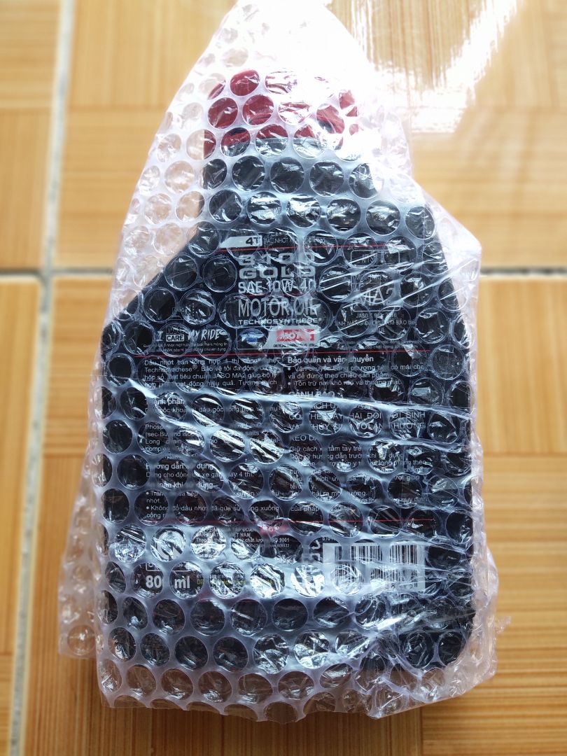 Đóng gói cẩn thận, ngoại quan chai  mới, bơm căng. Mã vạch scan cho ra thông tin dẫn về trang chủ motul. Hạn sản xuất gần với thời điểm đặt hàng (< 01 tháng). Màu nhớt vàng ánh, mùi thơm nhẹ. Chất lượng, hiệu năng nhớt trong quá trình vận hành xe sẽ đánh giá lần đặt hàng sau nếu sản phẩm tốt !