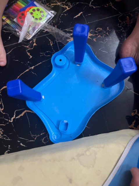 Mình mua màu Hồng thì giao màu xanh , co 3 cái chân sao ráp vào được