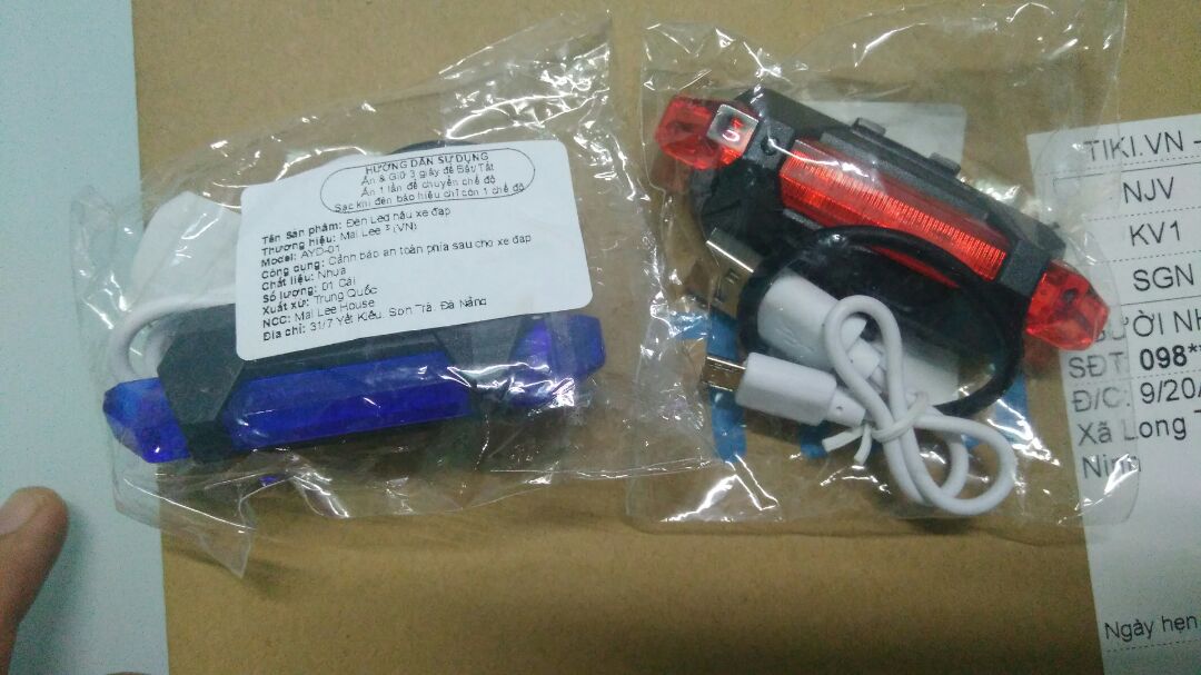 hàng để trong hộp hơi to, ko có xốp chèn chống sốc nên hộp bị móp méo, may là đèn vẫn sáng ok
đèn sáng, có nhiều chế độ chớp