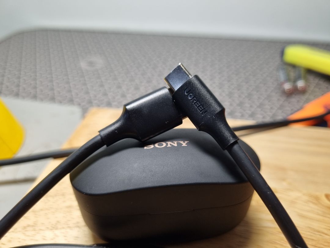 Cáp chắc chắn, hoàn thiện đẹp. 2m nên phù hợp để tại chỗ hơn là mang đi lại.