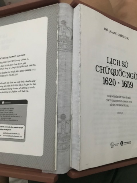 Rất tệ. Sản phẩm vừa mở ra đã tróc gáy sách, mà nhìn rất cẳu thả. Bìa gỗ rất qua loa, gốc cạnh không chất lượng. Hoàn trả tiền cho khách thôi