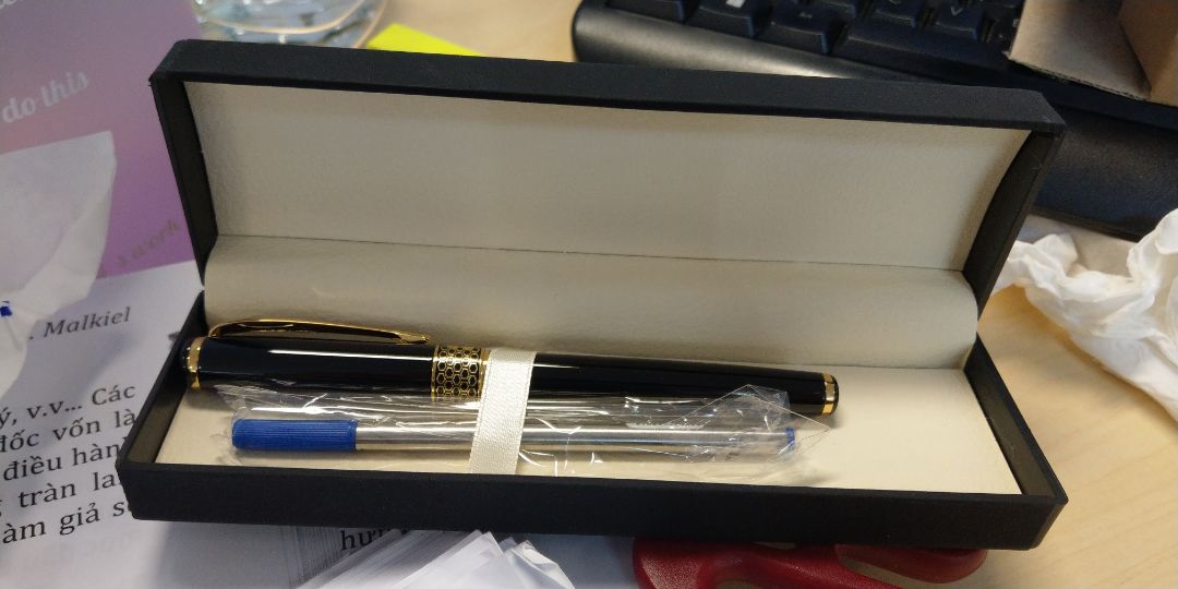 Mực nhanh khô nên không bị lem ngay sau khi viết 
Nhưng lại bị hằn sang trang sau của giấy
Overall: 8 5/10