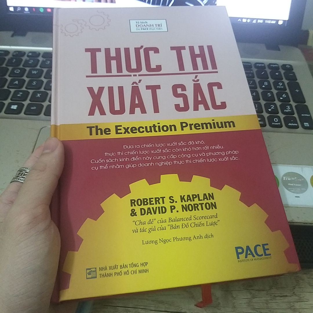 Sách giao khá nhanh mặc dù tình hình dịch, có cập nhật trạng thái vận chuyển nên tiện theo dõi. Sách được bọc cẩn thận, hơi nhăn mép tí những vẫn chấp nhận được.
Về nội dung thì mình chưa đọc, nhưng nghe bạn mình review là nội dung 'khủng' như cuốn BSC của cùng tác giả.