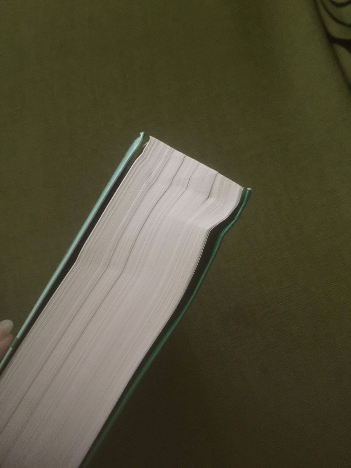 Chờ mòn mỏi mà quyển sách giao đến cong, gãy tùm lum buồn ghê luôn. Không có bọc bong bóng cho sách gì hết luôn.
Mà sách dày, bài tập rất nhiều làm đã tay luôn nha. Trình bày đơn giản, dễ hiểu nè. Chưa học mà thấy mọi người khen quyển này nhiều quá nên mua, mong là mình sẽ đủ quyết tâm làm xong quyển này. ❤️