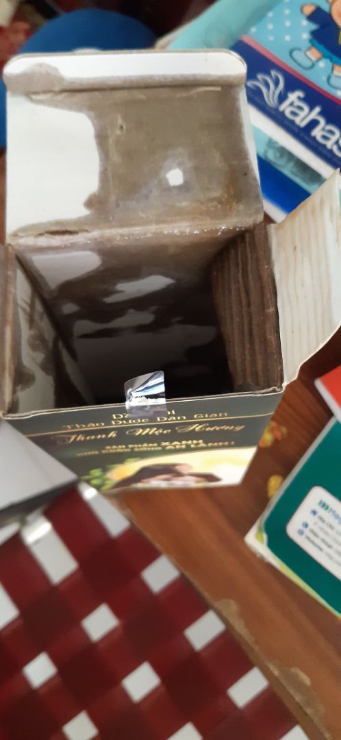 đã nhận được hàng gói hàng không chặt bị trào dầu ra ngoài hộp đựng