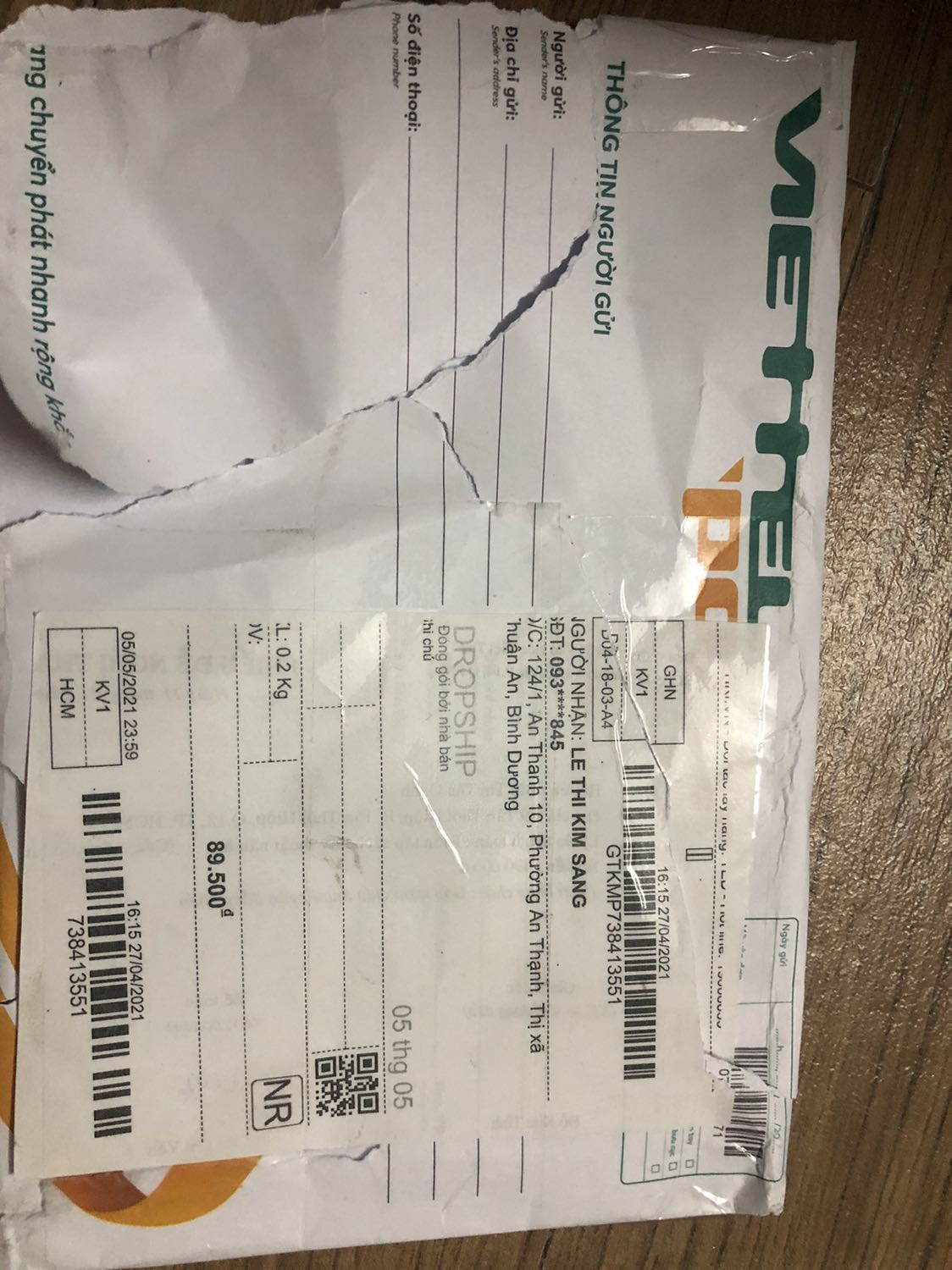 Đóng gói sai hàng, vỏ 1 nơi, ruột 1 nơi mà khiếu nại đổi hàng bữa giờ ko thấy động đậy gì hết. Gọi tổng đài báo trả lời e***, khi e*** thì *** báo đầy. Lại gọi tổng đài, bảo nhắn tun ***, thấy có trả lời xong im luôn từ bữa giờ. Đơn hàng đặt trước lễ mà giờ ko thấy ai liên lạc để đổi hàng, lại còn hỏi c có muốn lấy luôn món hàng đó ko, chưa nói đến việc khách hàng có cần ko thì còn tiền chênh lệch bộ chuyển trả lại hay sao. Dịch vụ quá tệ